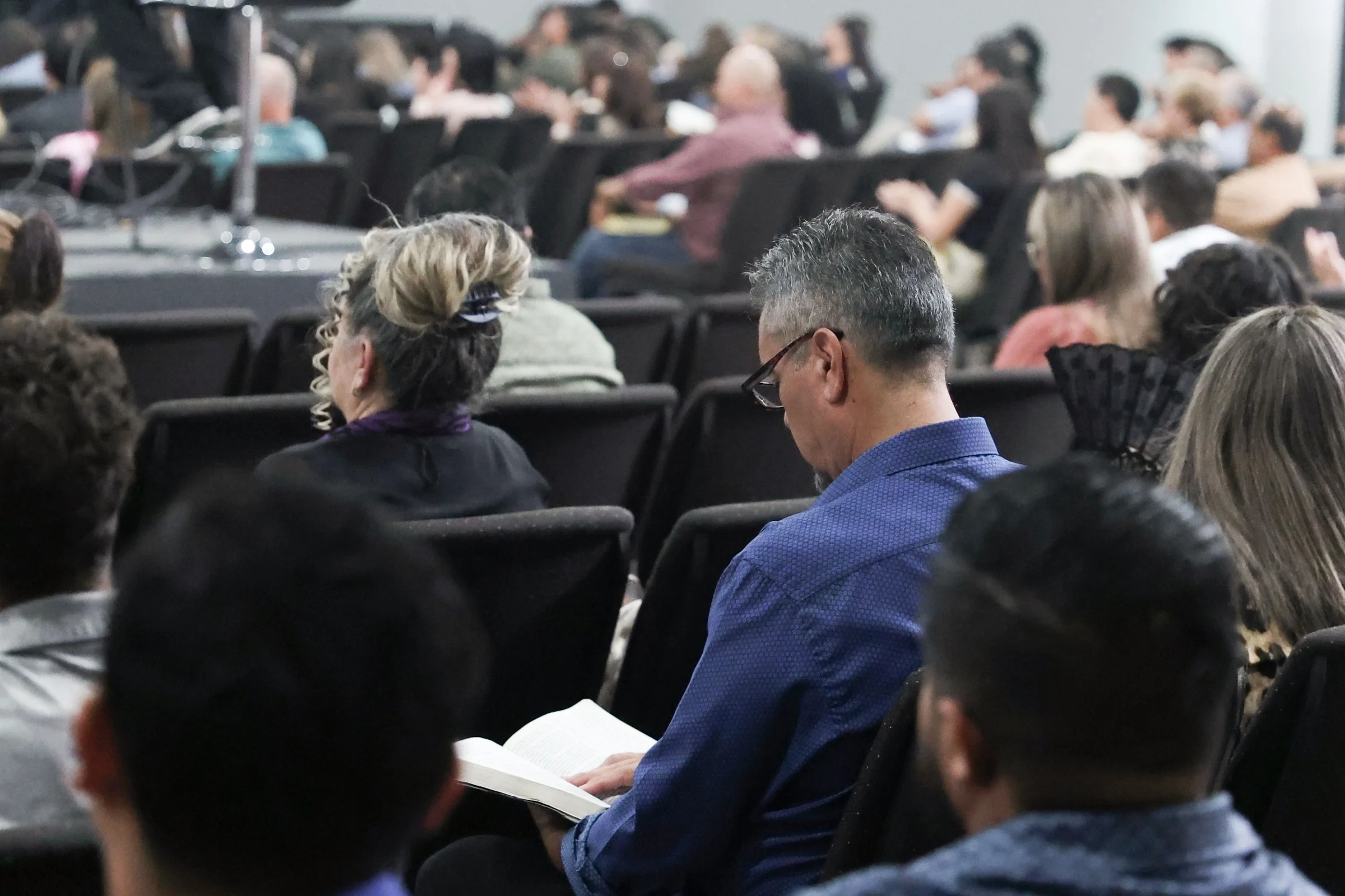 Familia de Iglesia Nuevo Pacto reunida en comunidad