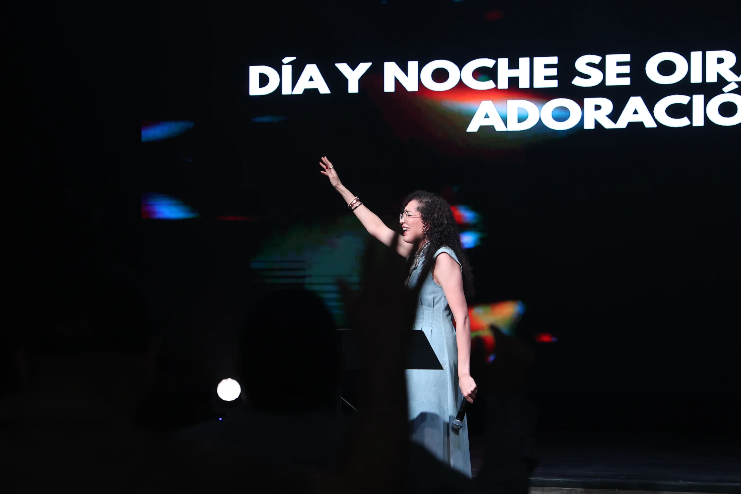 Congregación de Iglesia Nuevo Pacto reunida durante un servicio