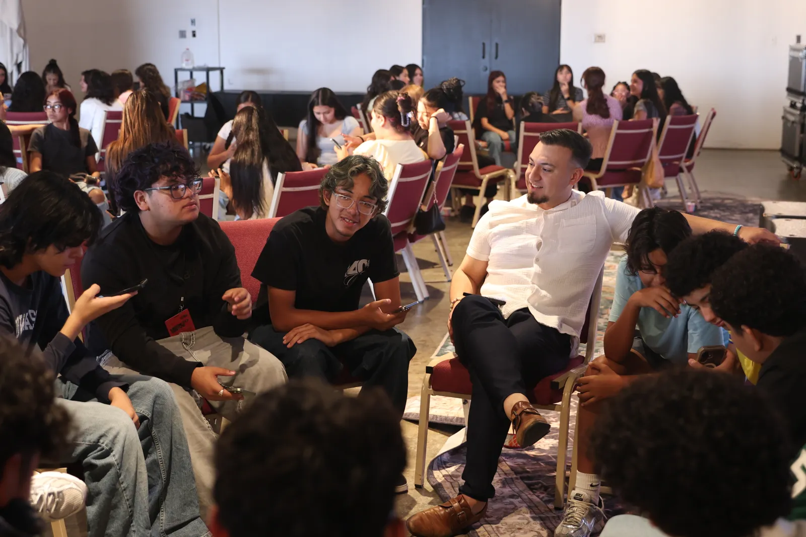 Personas de Iglesia Nuevo Pacto compartiendo en comunidad