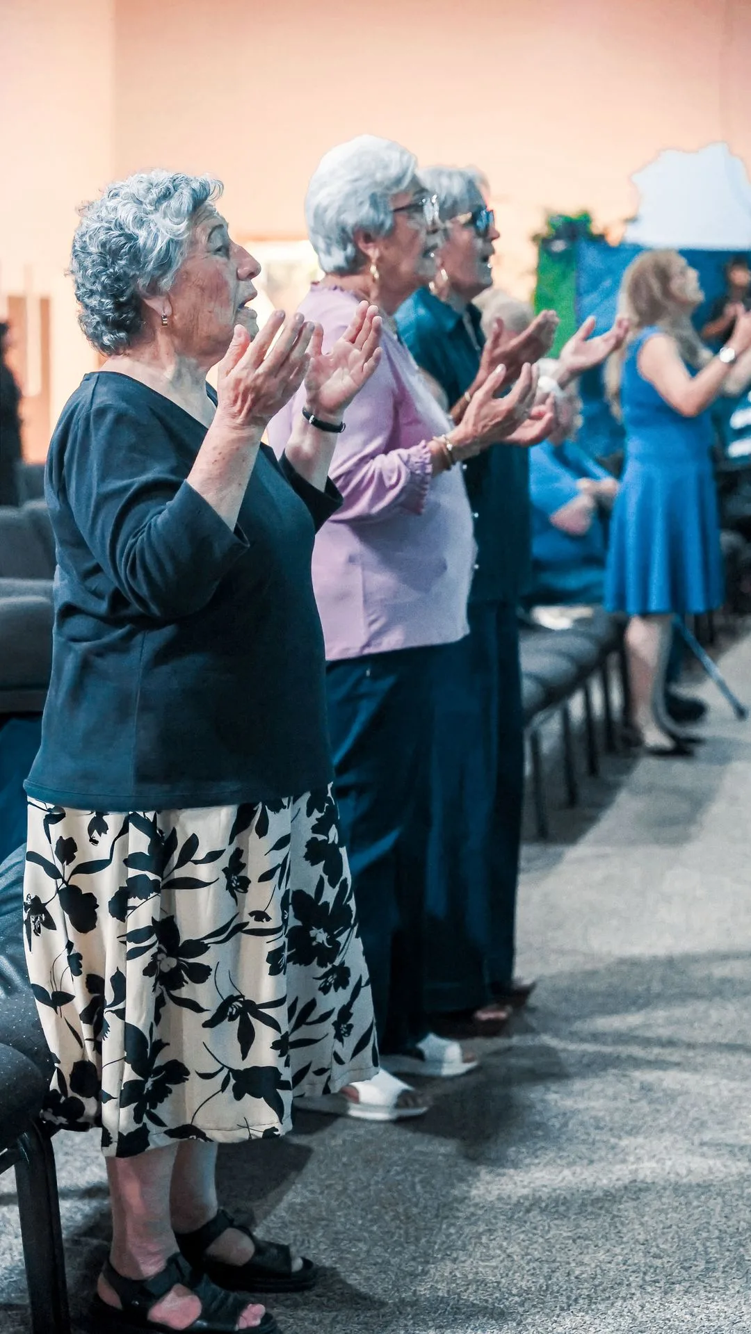 Mujeres adultas y mayores adorando juntas en Iglesia Nuevo Pacto