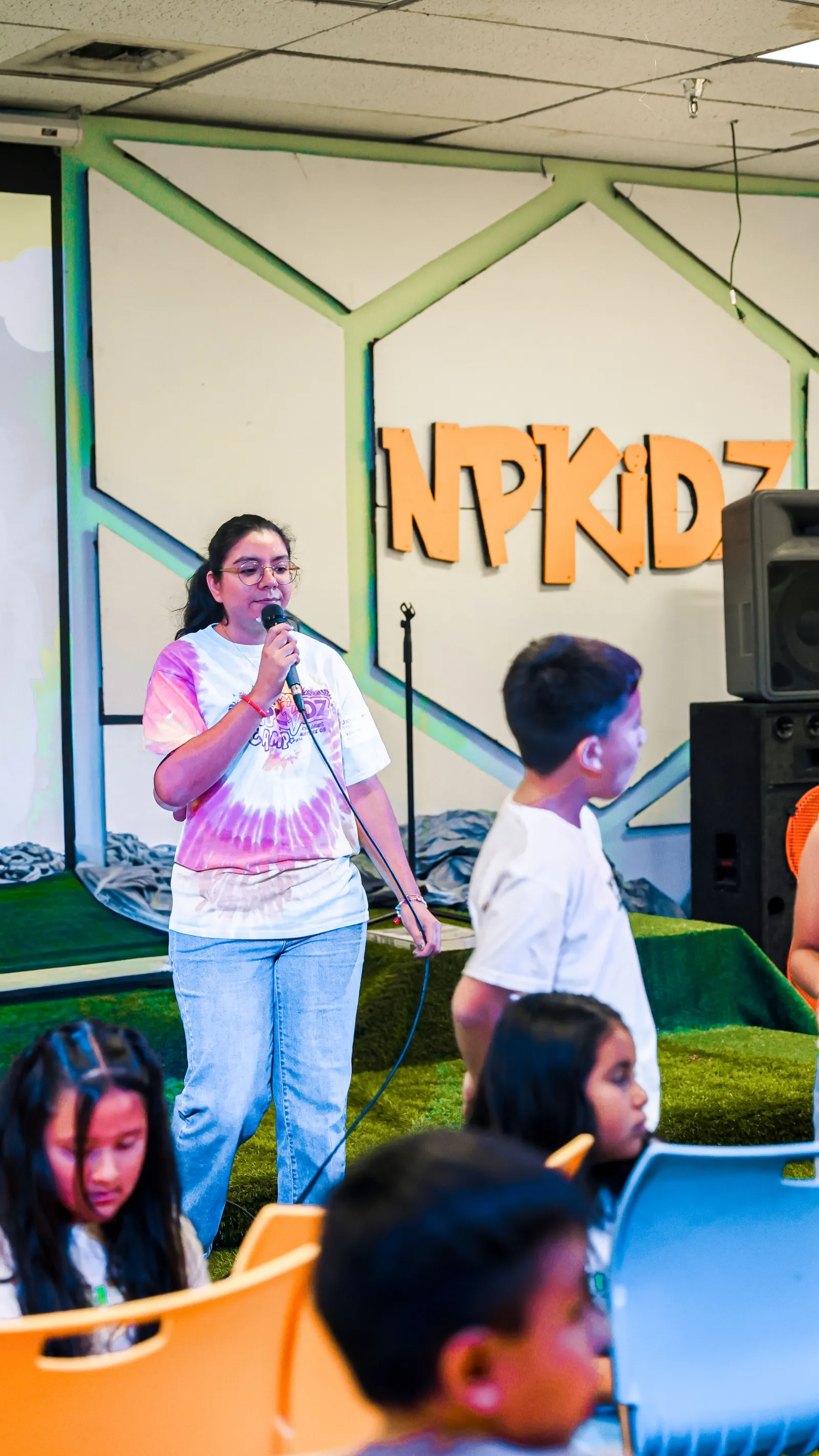 Niños y líderes participando en una actividad de NPKIDZ